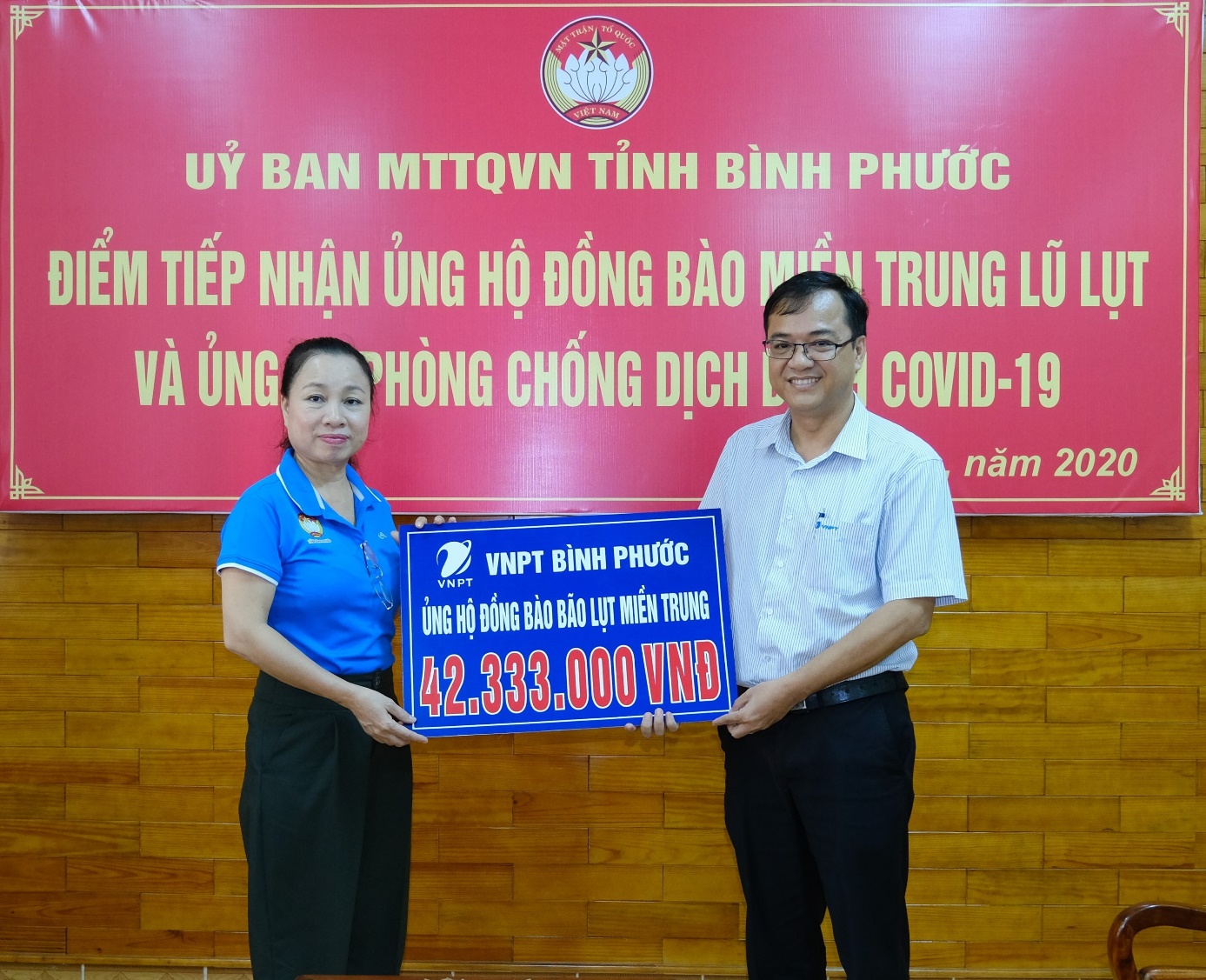 VNPT địa bàn Bình Phước trao tiền ủng hộ đồng bào Miền Trung VNPT địa bàn Bình Phước trao tiền ủng hộ đồng bào Miền Trung